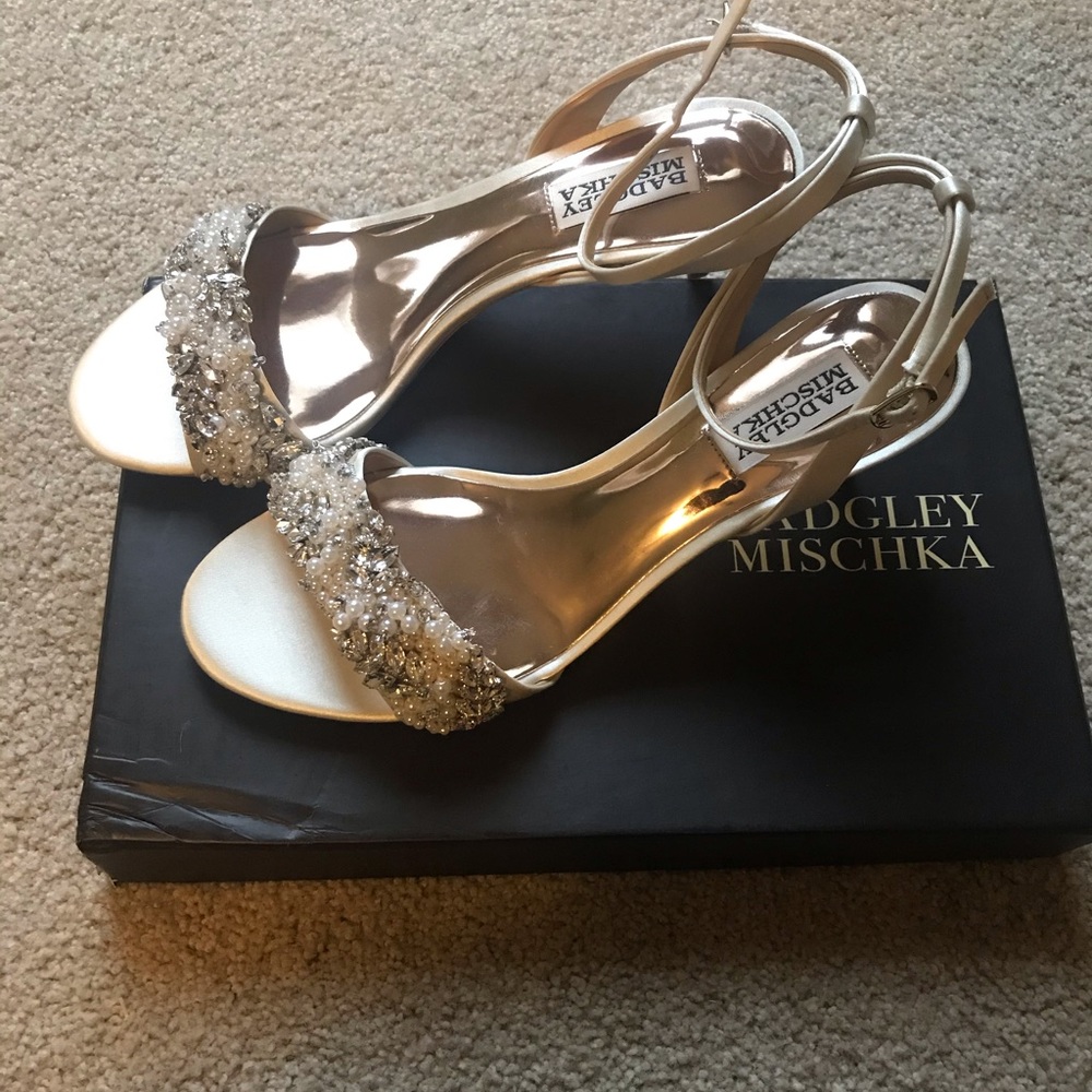 Beautiful size 7.5  Badgley Mischka 2” heels